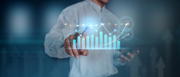 L'uomo d'affari di denaro tocca lo schermo virtuale che mostra una valuta crittografica con il trading di grafici azionari