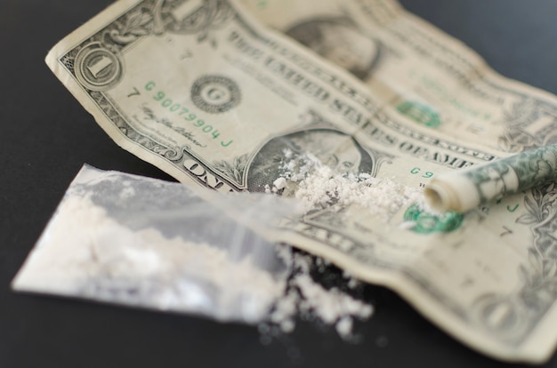 Dipendenza da denaro e cocaina le droghe usano polvere bianca come la cocaina