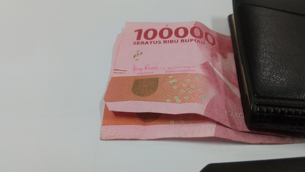 Foto denaro piegato isolato su sfondo bianco, la rupia è la valuta dell'indonesia