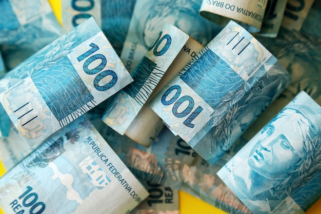 브라질의 돈 수백 개의 실제 지폐