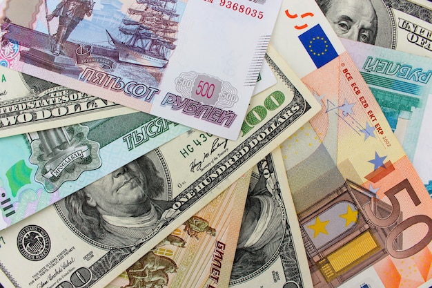 さまざまな国からのお金：ドル、ユーロ、グリブナ、ルーブル