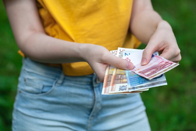 Money in Jeans Zak met broeken om te winkelen en zaken te doen