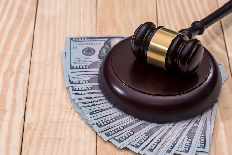 Photo money and judges hammer on wooden table