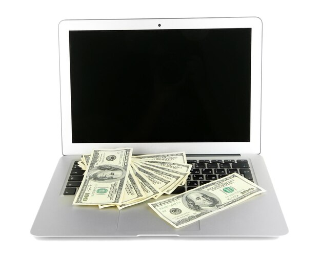 Деньги на ноутбуке, изолированные на белом фоне