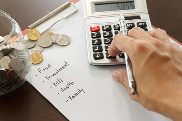 돈 관리 개념 손 사람 예산을 계산하기 위해 계산기를 사용하십시오.