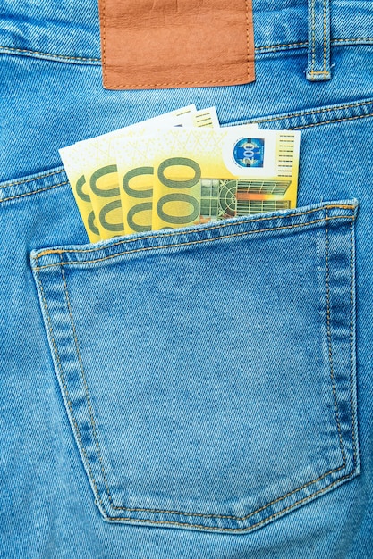 Foto denari nella tasca dei jeans blu