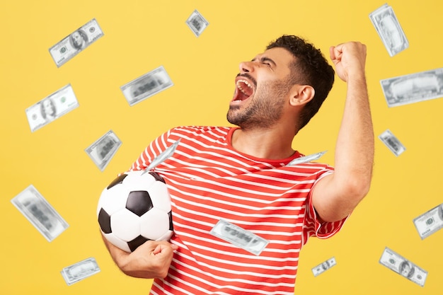 Foto pioggia di soldi e ricco uomo fortunato con pallone da calcio