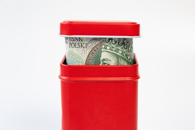 赤い箱の中のお金、貯金箱、ポーランドズウォティ、クローズアップ、孤立した、100ズウォティ