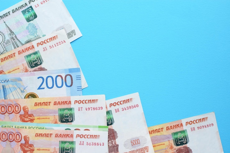 Фотография деньги россии. банкноты и монеты. крупный план российских рублей различного достоинства. финансовая концепция. копировать пространство
