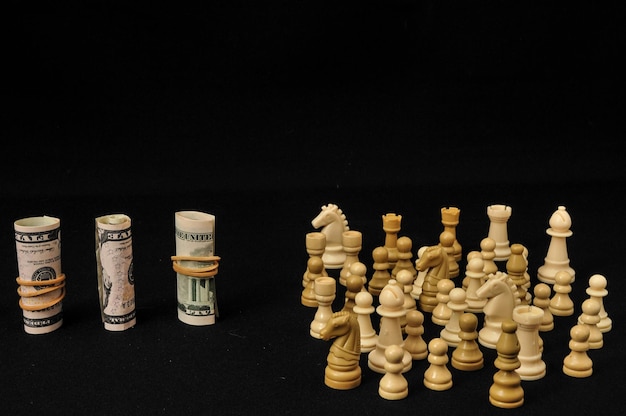 Фото Концепция денежной стратегии белые шахматы и валюта на черном фоне