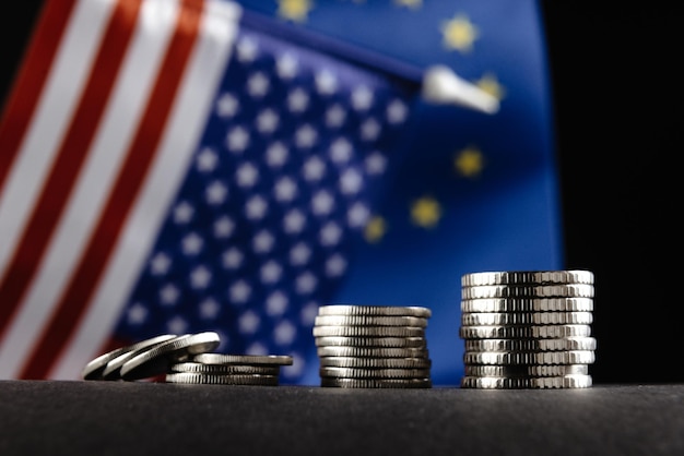 アメリカ合衆国とヨーロッパのお金と暗い背景に 2 つのフラグは団結のシンボル