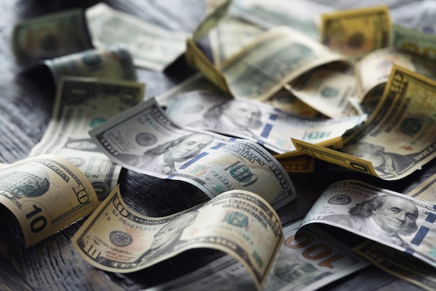 Деньги на фоне долларовых банкнот Деньги разбросаны по столу Фотография для концепций финансов и экономики