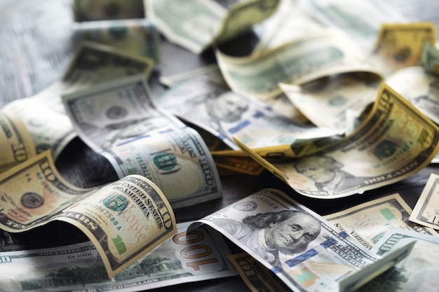 お金米ドル紙幣の背景お金が机の上に散らばっている金融と経済の概念のための写真