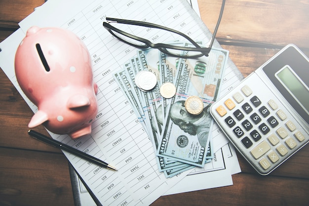 Photo money with piggy bank and calculator on a document