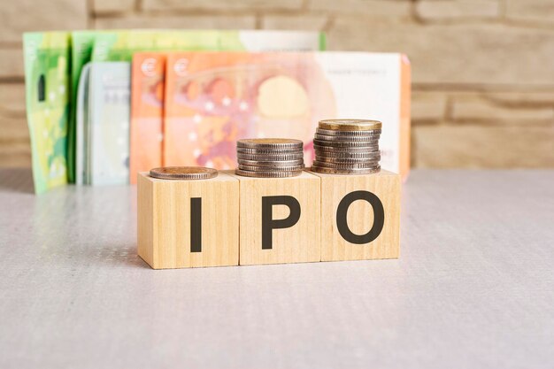 木製のキューブとIPO (初回公開) のテキストが書かれています