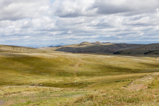 Photo mongolian steppe on a cloudy sky background