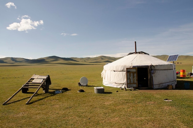 Фото Монгольская юрта на поле на фоне неба
