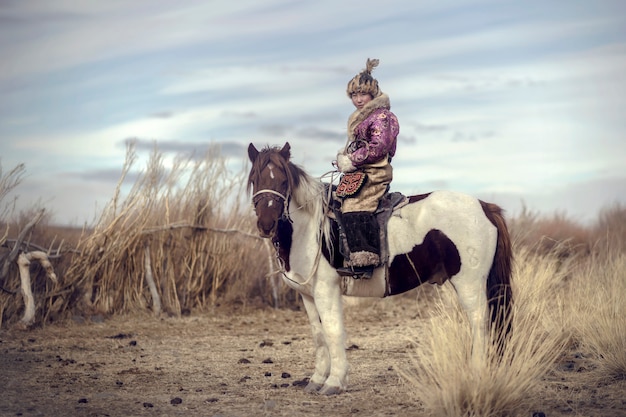 Mongoolse adelaarsjagers in traditioneel gekleed in een typisch Mongoolse Fox-kledingscultuur van Mongolië op Altai-berg