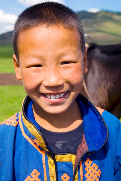 Mongoolse jongen met een mooie glimlach.