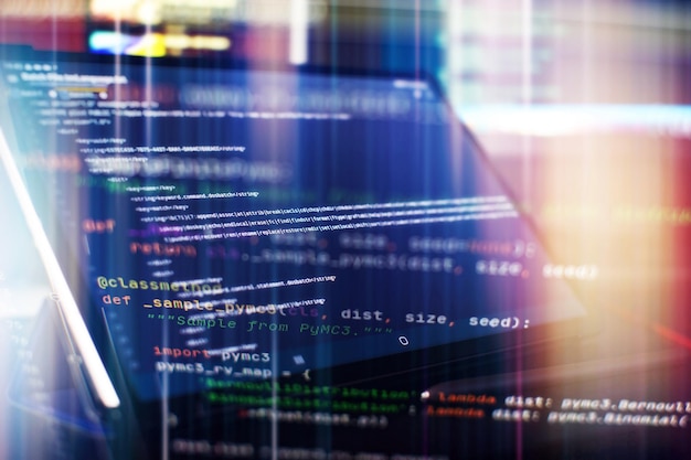 機能ソースコードのクローズアップを監視する抽象的なITテクノロジーの背景ソフトウェアソースコード