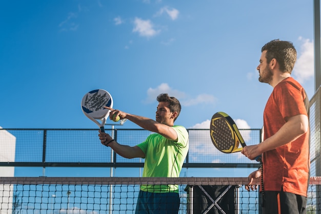 Monitor teaching padel class