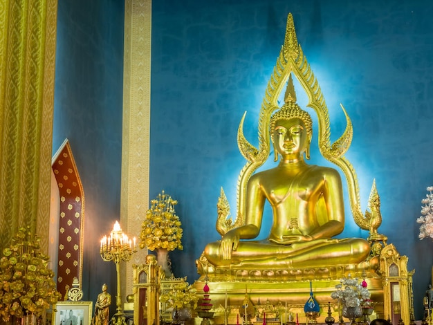 僧侶がタイのバンコクでイブニングチャントのためにマーブル寺院のメイン教会のホールに集まります