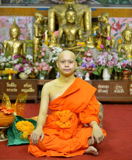 사진 사원 에 서 있는 승려
