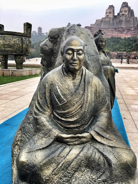 Photo monk statue in park against sky