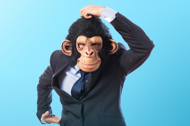 Foto uomo di scimmia su sfondo colorato