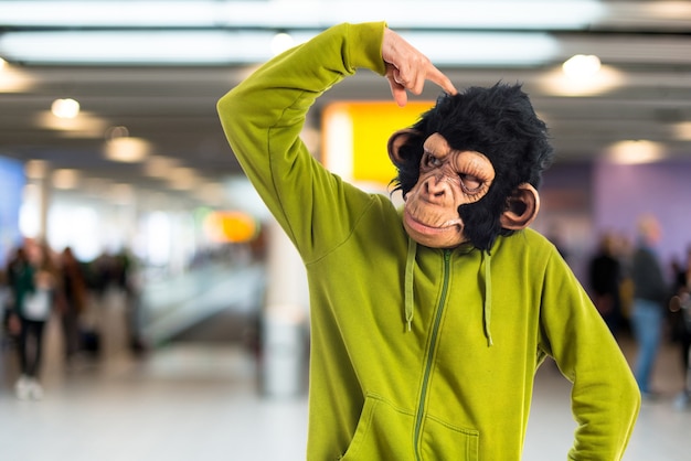 Foto monkey man denken over witte achtergrond op ongerichte achtergrond