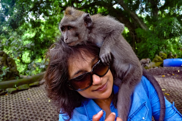 Photo monkey sitting on mature woman