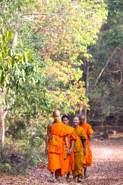 Photo monks walking in a row