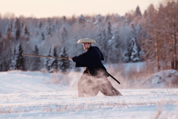 monnik krijger sneeuwlandschap