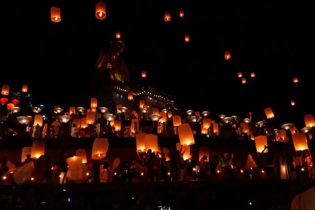 Monniken bidden op het Loy Krathong-festival met Sky-lantaarns, Flying Lanterns