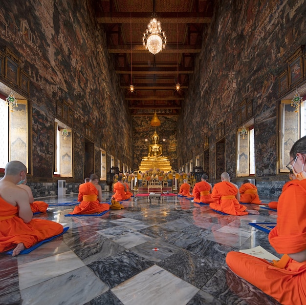 Monniken die rituelen uitvoeren in de kerk van Wat Suthat