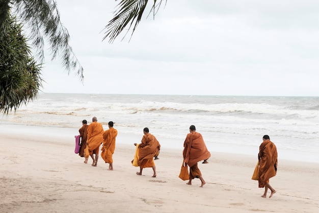 Monniken wandelen langs het strand