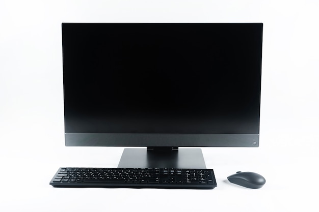 Foto monoblocco con tastiera e mouse su una parete bianca. il computer è isolato su bianco.