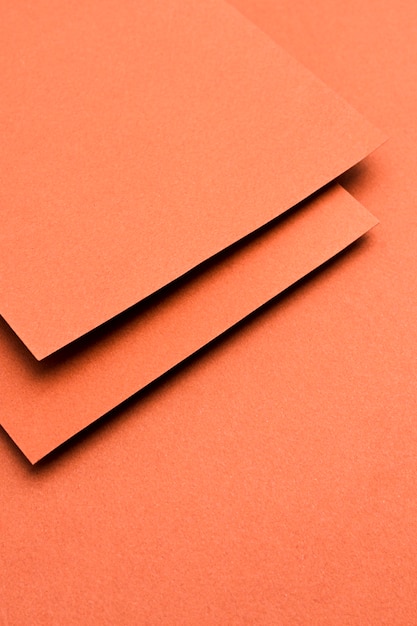 Foto monochromatisch stillevenassortiment met oranje papier