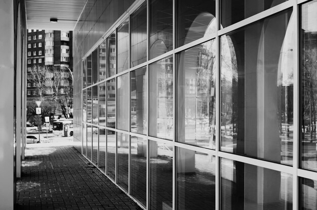 Monochrome architectuur glazen bogen