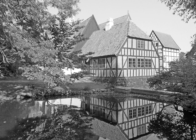 Immagine monocromatica di den gamle presso il museo cittadino all'aperto di aarhus in danimarca