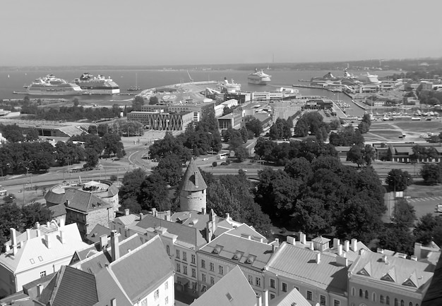 Monochrome middeleeuwse torens van de muur van Tallinn met de Oostzee op de achtergrond, Estland