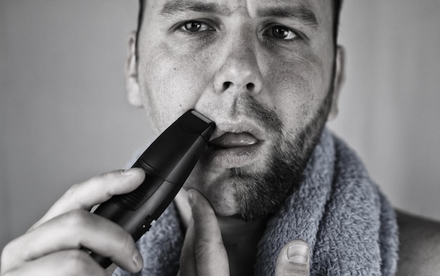 Монохромный текстурированный портрет бородатый мужчина бритье электрический