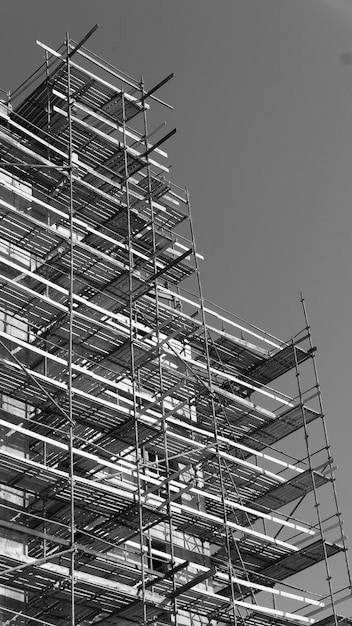 Foto monochrome weergave van een gebouw in verticale constructie