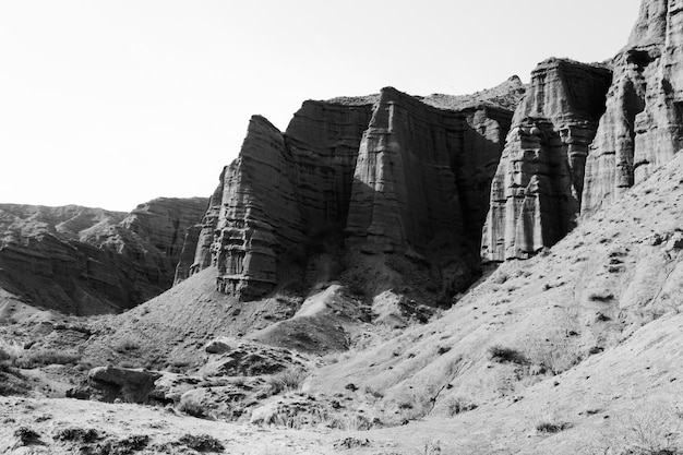 Monochroom schot van rotsformaties op heldere dag in Konorchek Canyons, Kirgizië