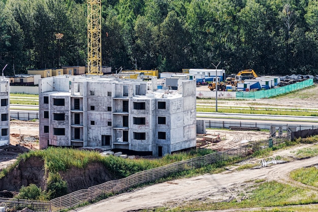 Monolithische frameconstructie van het gebouw. stevige muren van beton. het raamwerk voor de muren. bekisting voor muren gemaakt van beton. bouwplaats close-up.