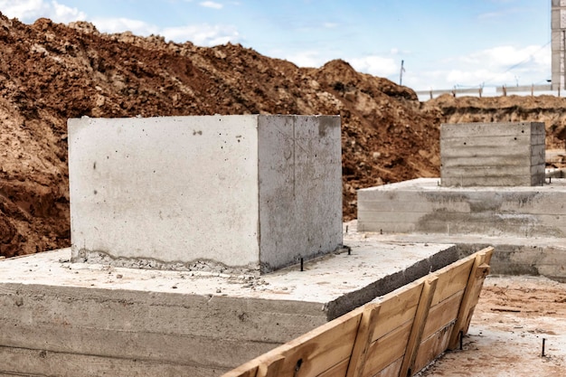 Monolithische funderingen van gewapend beton voor de bouw van een groot gebouw Rostverk op de bouwplaats Bouwput met fundering Close-up