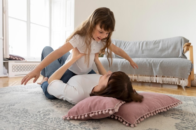 Foto famiglia monoparentale con madre e ragazza sorridenti