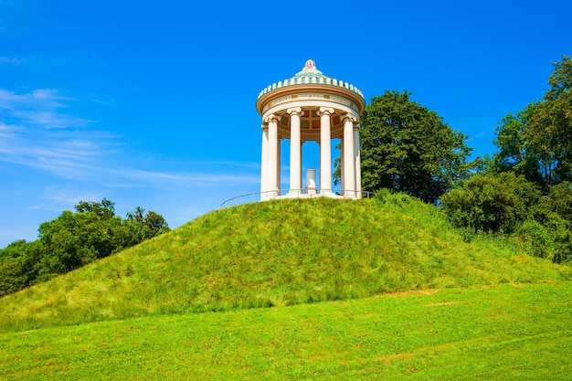 Photo monopteros a greek style temple in english garden or englischer garten a large public park in the centre of munich bavaria