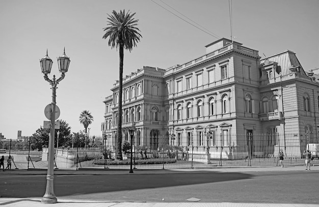 Monotoon beeld van het presidentieel paleis Casa Rosada op het Plaza de Mayo-plein in Buenos Aires, Argentinië