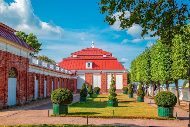 Monplaisir-paviljoen in de tuin in Peterhof Lower Park Peterhof Sint-Petersburg Rusland 12 september 2023